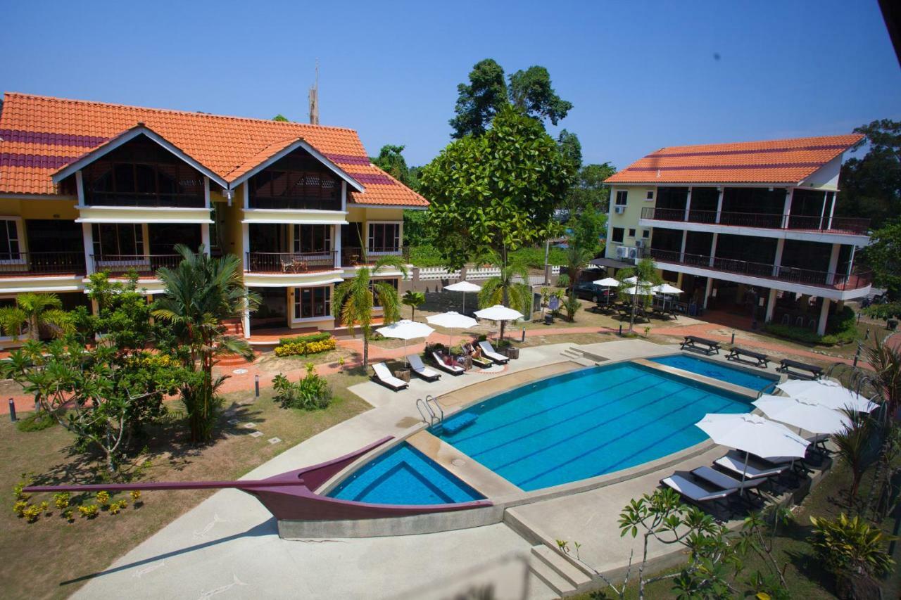 Anjungan Beach Resort Kampung Teluk Nipah Exteriör bild