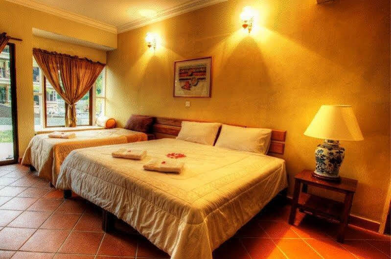 Anjungan Beach Resort Kampung Teluk Nipah Exteriör bild